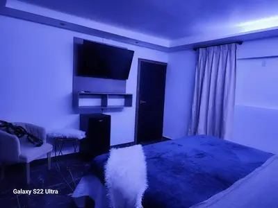 Una televisión o centro de entretenimiento en Cataleya suites blue