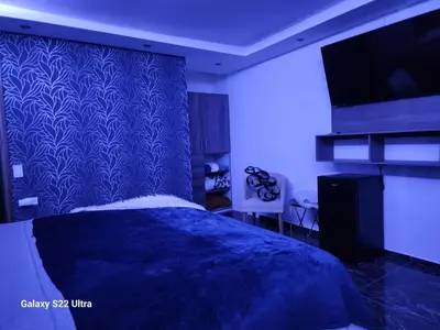 Una televisión o centro de entretenimiento en Cataleya suites blue