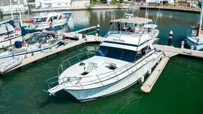 Vista de un río cerca de este barco