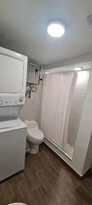 Un baño de Casa cómoda y completa con 2 camas king size y 1 cama twin