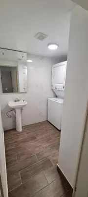 Un baño de Casa cómoda y completa con 2 camas king size y 1 cama twin