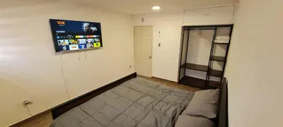 Una televisión o centro de entretenimiento en Casa cómoda y completa con 2 camas king size y 1 cama twin