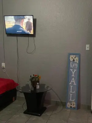 Una televisión o centro de entretenimiento en departamentos MAC 2
