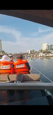 Vista de un río cerca de este barco