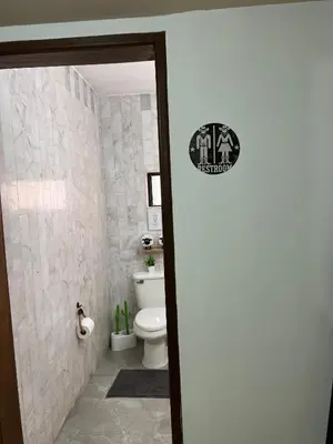Un baño de Descanso Frente al Consulado