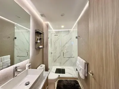 Un baño de Condominio de Lujo con Impresionante Vista al Mar