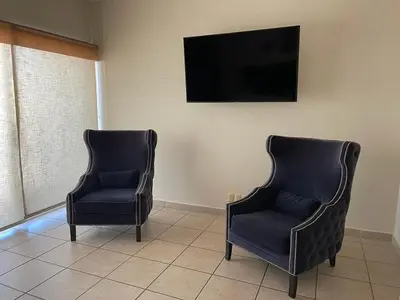 Una televisión o centro de entretenimiento en Casa de playa, a pasos del mar