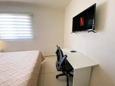 Una televisión o centro de entretenimiento en Casa Familiar con Alberca en Privada, 5 min del Aeropuerto y Consulado Americano