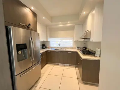 Una cocina o zona de cocina en Casa Moderna en privada con Alberca 5 min del Aeropuerto y Consulado Americano
