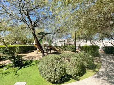 Jardín al aire libre en Casa Moderna en privada con Alberca 5 min del Aeropuerto y Consulado Americano