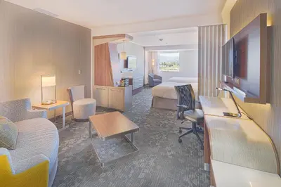 Una televisión o centro de entretenimiento en Courtyard by Marriott Saltillo