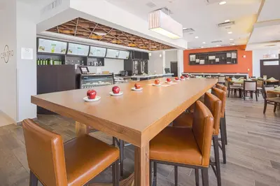 Un restaurante o sitio para comer en Courtyard by Marriott Saltillo
