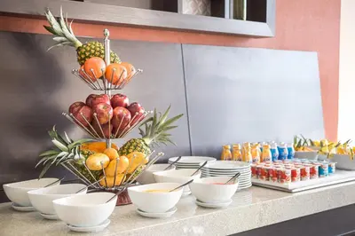 Comida en o cerca de este hotel