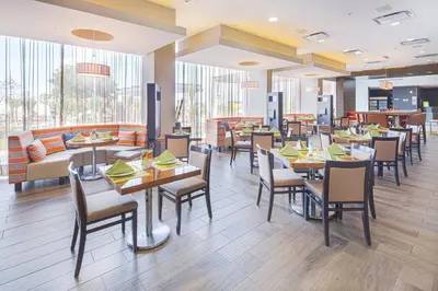 Un restaurante o sitio para comer en Courtyard by Marriott Saltillo
