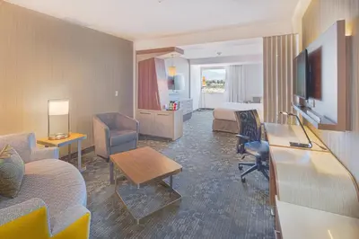 Una televisión o centro de entretenimiento en Courtyard by Marriott Saltillo
