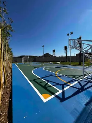 Instalaciones para jugar a tenis o squash en Condominio de Lujo con Laguna artificial y Hermosas Vistas o alrededores