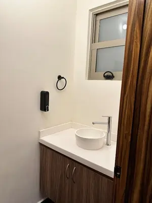 Un baño de departamento