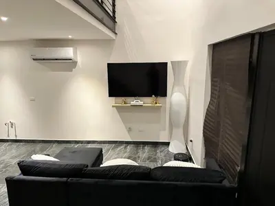 Una televisión o centro de entretenimiento en departamento