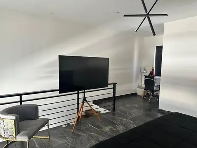 Una televisión o centro de entretenimiento en departamento