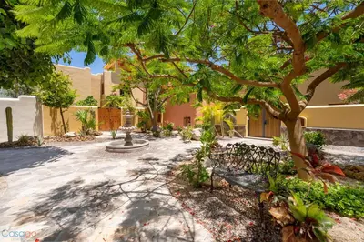 Jardín al aire libre en FN 397 Oceanview Escape with Rooftop Terrace & Mountain