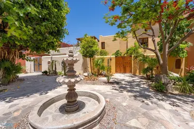 Jardín al aire libre en FN 397 Oceanview Escape with Rooftop Terrace & Mountain