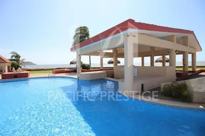 Piscina en o cerca de Hermosa casa de playa, alberca frente al mar