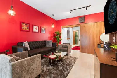 Una televisión o centro de entretenimiento en Red Vibe Music Decor with King Bed plus Parking plus Home Office