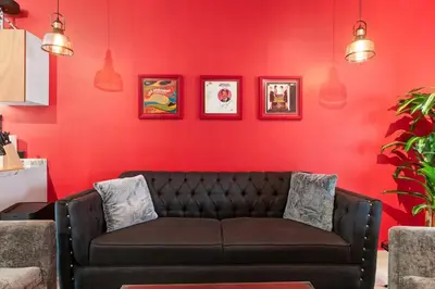 Zona de estar de Red Vibe Music Decor with King Bed plus Parking plus Home Office