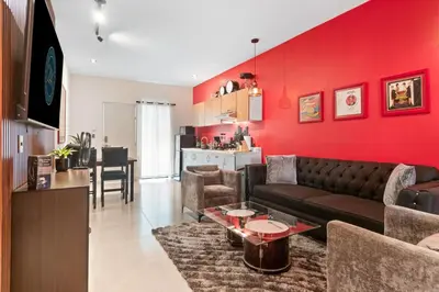 Una televisión o centro de entretenimiento en Red Vibe Music Decor with King Bed plus Parking plus Home Office