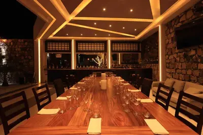 Un restaurante o sitio para comer en EXCLUSIVE 1598 Hotel Boutique