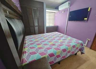 Una televisión o centro de entretenimiento en Casa cerca del Consulado Americano Cs