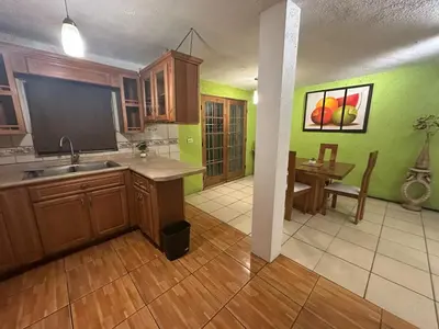 Una cocina o zona de cocina en House by American Consulate Cd