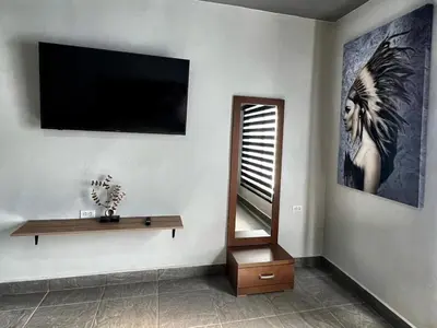 Una televisión o centro de entretenimiento en Apartment near consulate D4