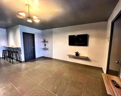 Una televisión o centro de entretenimiento en Apartment near consulate D4