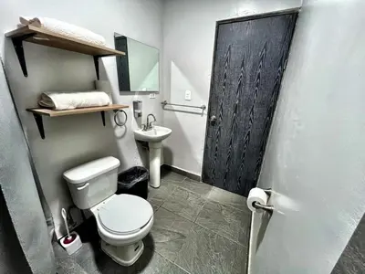 Un baño de Apartment near consulate D4
