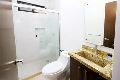 Un baño de Depa Reginas a unos pasos del malecón 2