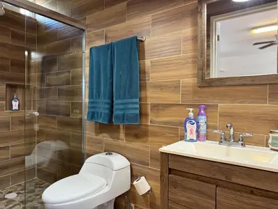 Un baño de Loft a pocas cuadras de la playa y Zona Dorada