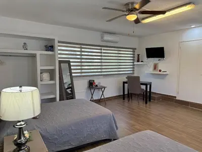 Una televisión o centro de entretenimiento en Loft a pocas cuadras de la playa y Zona Dorada