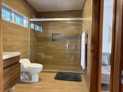 Un baño de Hermosa Suite Cerca del Malecón y la Playa