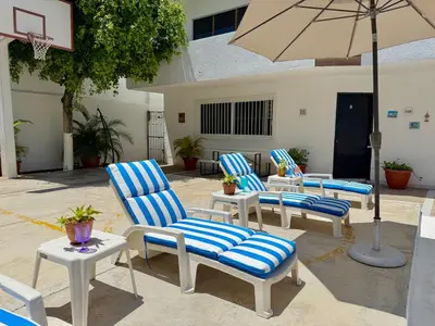 Un patio o zona al aire libre en Precioso apartamento a pocas calles de la playa