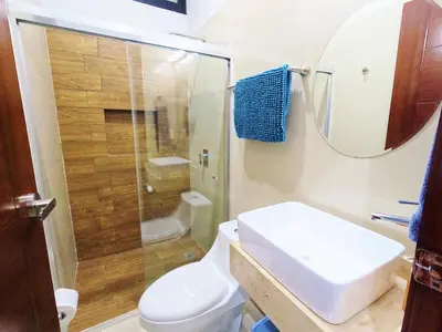 Un baño de Isla Esmeralda Azul 1 Min Playa y Zona Dorada