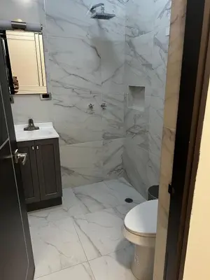 Un baño de Casa nueva y moderna en el corazón de la ciudad