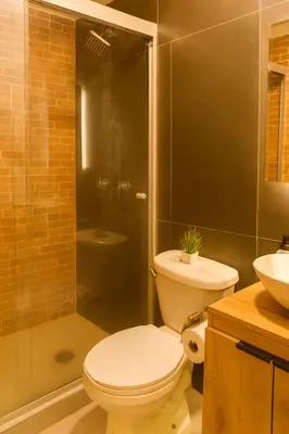 Un baño de Departamento Confort Colinas