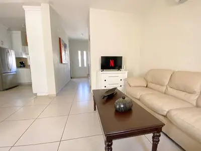 Una televisión o centro de entretenimiento en Casa Atardecer con Alberca en Privada, 5 min del Aeropuerto y Consulado Americano