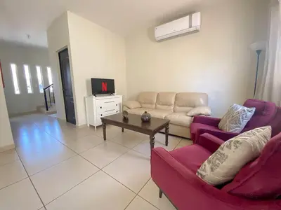 Zona de estar de Casa Atardecer con Alberca en Privada, 5 min del Aeropuerto y Consulado Americano