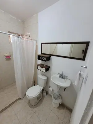 Un baño de Amplia Casa
