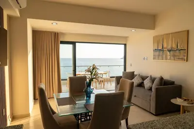 Zona de estar de Sunlit & Sea View