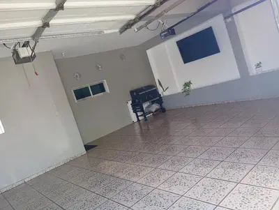 Una televisión o centro de entretenimiento en Casa