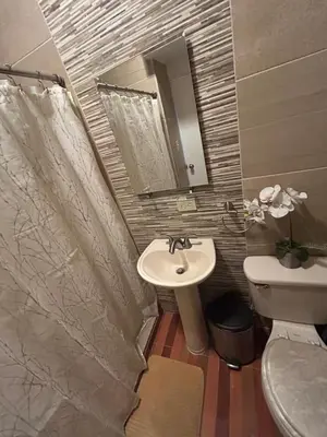 Un baño de Estudio práctico y confortable en segundo piso