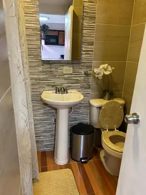Un baño de Estudio práctico y confortable en segundo piso